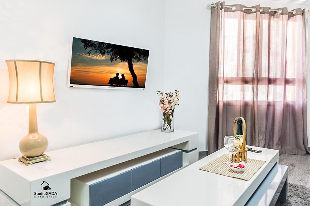 Kings & Queens By The Lake Apartment Tiberias Bagian luar foto