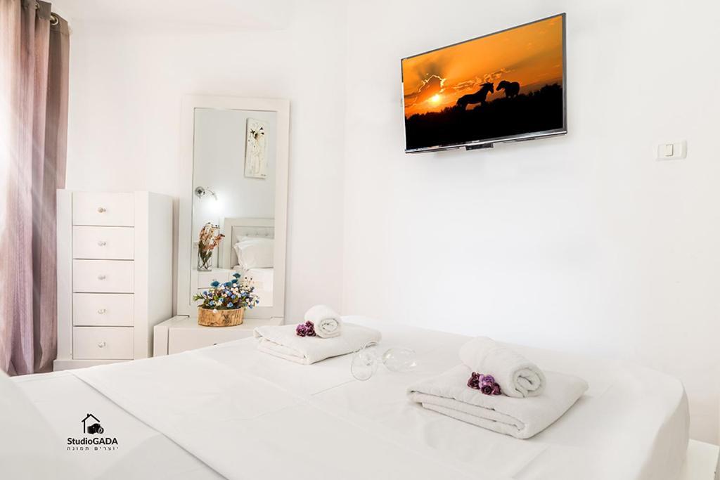 Kings & Queens By The Lake Apartment Tiberias Bagian luar foto