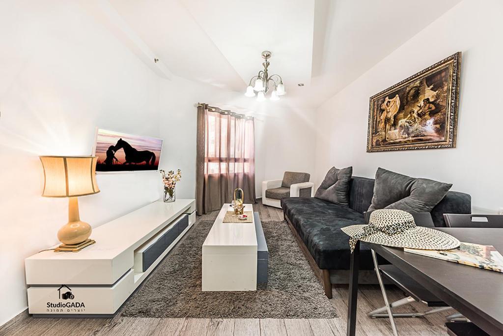 Kings & Queens By The Lake Apartment Tiberias Bagian luar foto