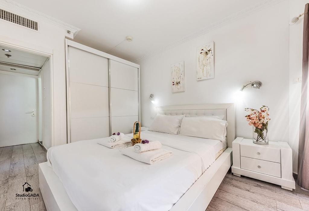 Kings & Queens By The Lake Apartment Tiberias Bagian luar foto